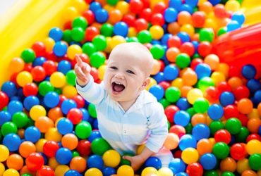 Baby in Bällebad
