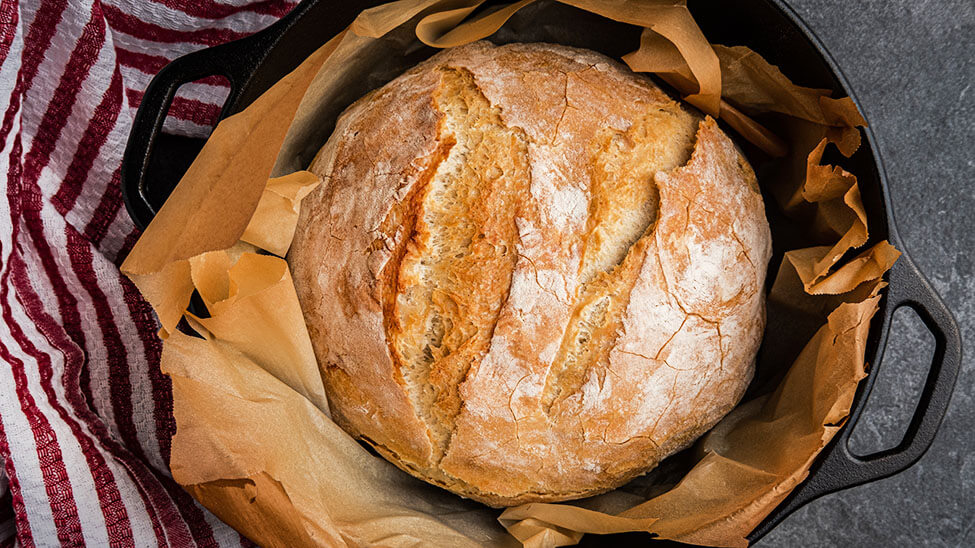 Brot in kreisförmigem Brottopf