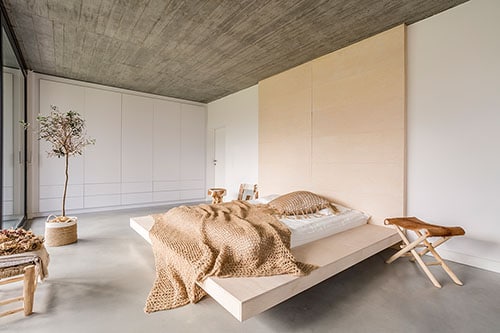 Futonbett in minimalistischem Schlafzimmer