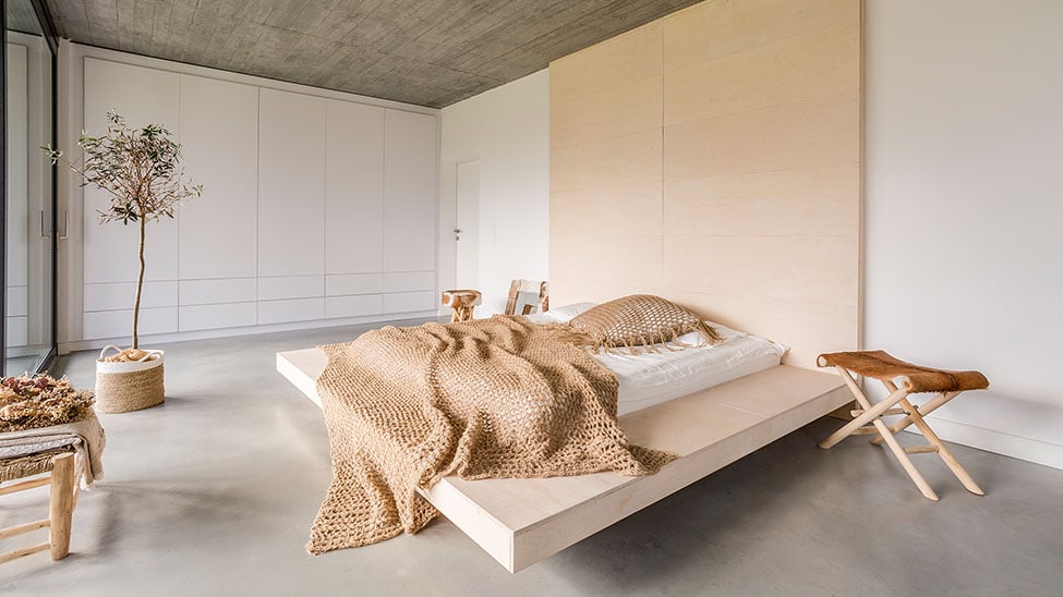 Futonbett in minimalistischem Schlafzimmer