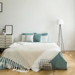 Luftbett im Schlafzimmer mit Decke