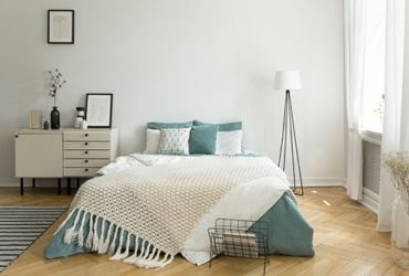 Luftbett im Schlafzimmer mit Decke