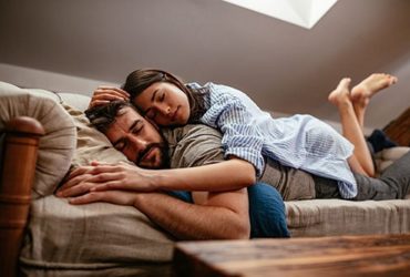Paar liegt auf Schlafsofa