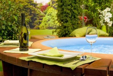 Aufblasbarer Outdoor Whirlpool mit Champagner auf Umrandung