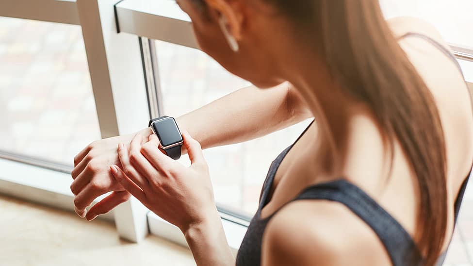 Frau startet Smartwatch für Blutdruck-Check