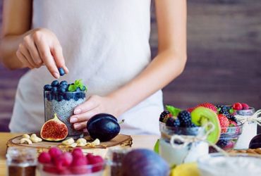 Frau stellt Essen mit vielen Mikronährstoffen zusammen