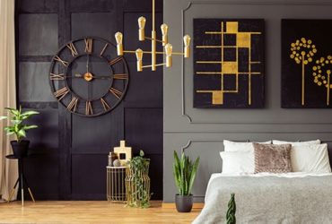 Große Wanduhr in Schlafzimmer