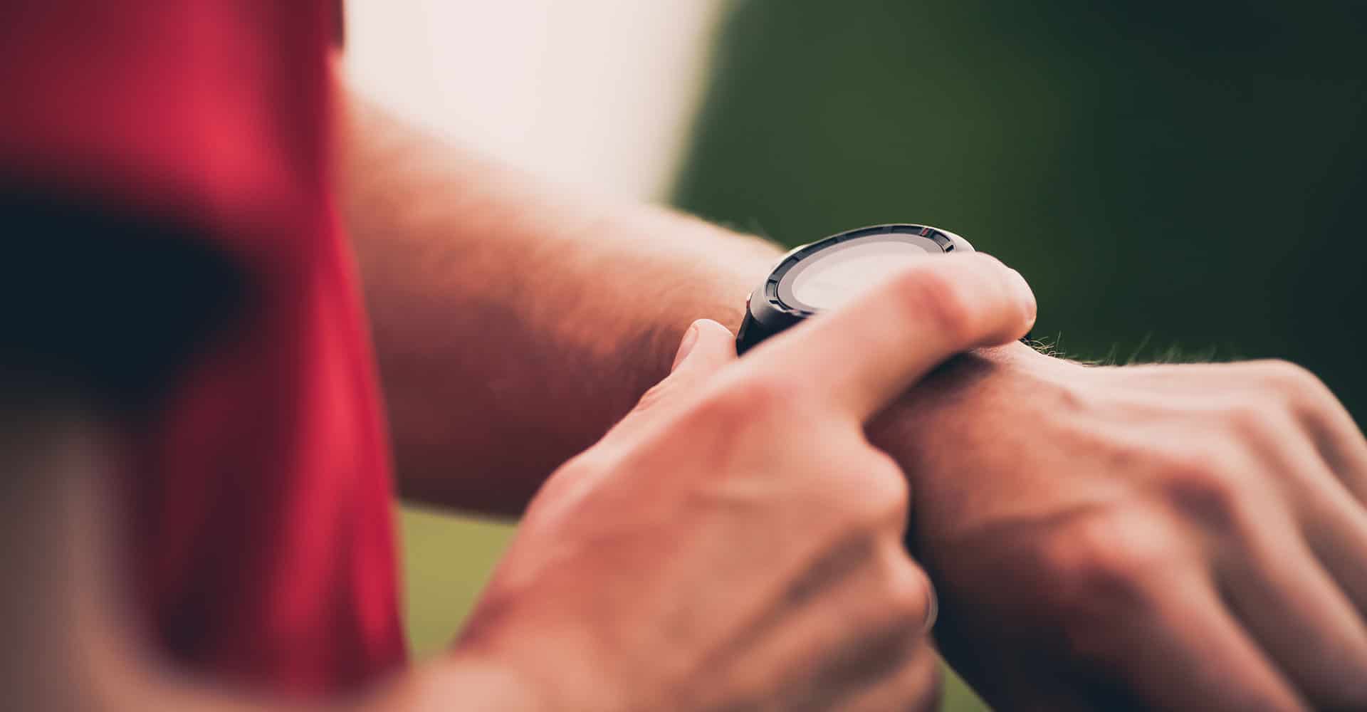 Mann kontrolliert Blutdruck an Smartwatch