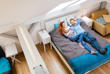 Paar schläft in Gästebett