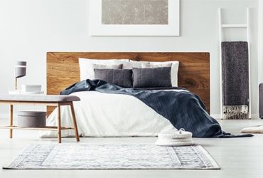 Tagesdecke auf Bett in Schlafzimmer