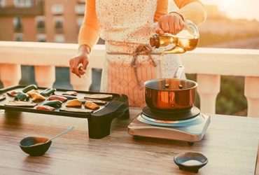 Frau setzt vegetarische Grillideen um