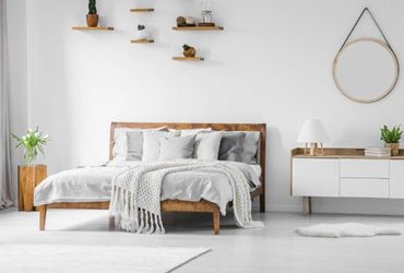 Wolldecke auf Bett im Schlafzimmer