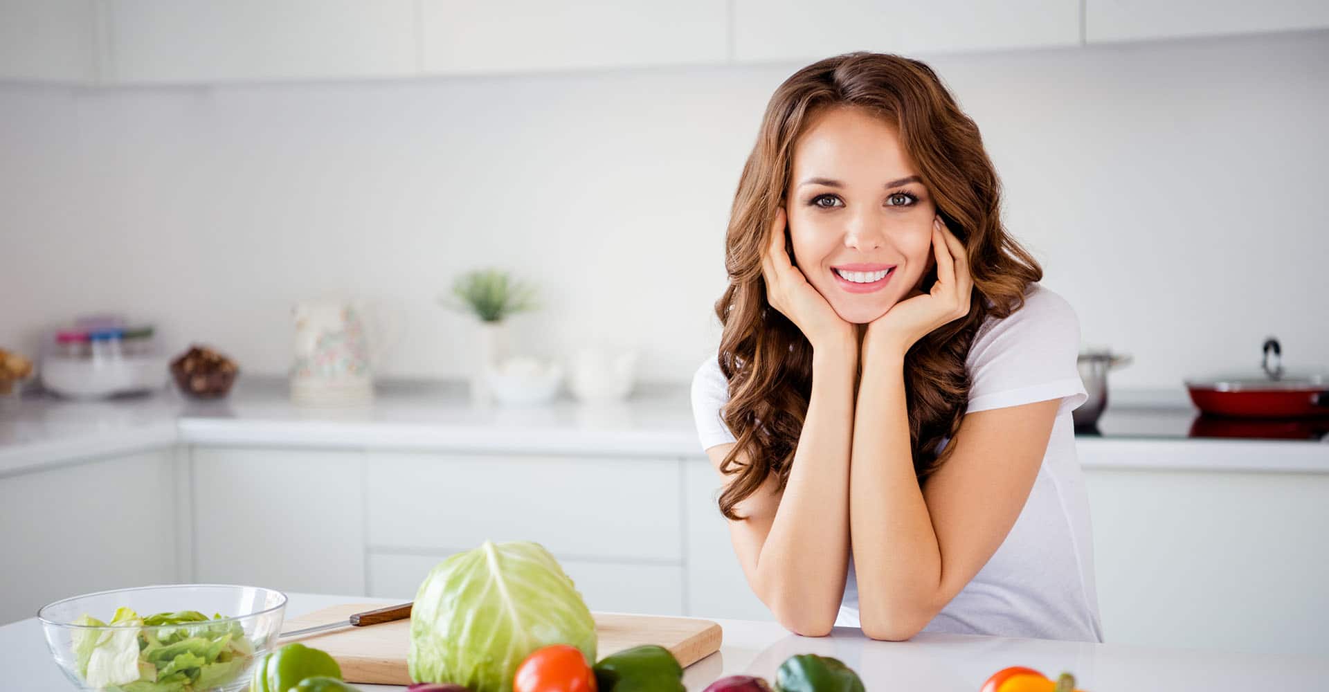 Abnehmen ohne Diät - Frau in Küche mit Gemüse