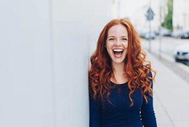 Frau mit weißen Zähnen
