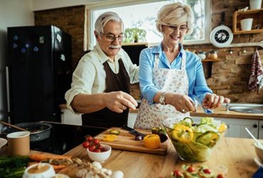 Senioren Paar bereitet cholesterinarme Nahrung zu