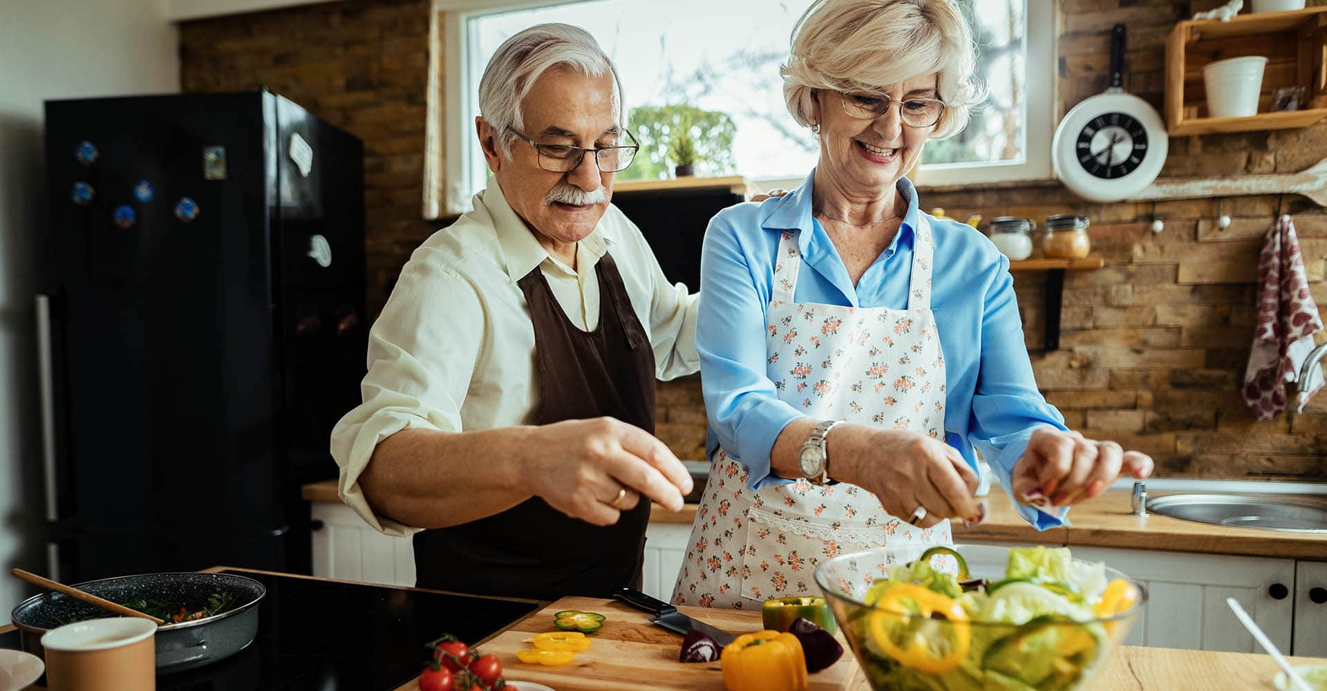 Senioren Paar bereitet cholesterinarme Nahrung zu