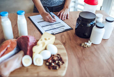 Frau macht sich Notizen zu B-Vitamine