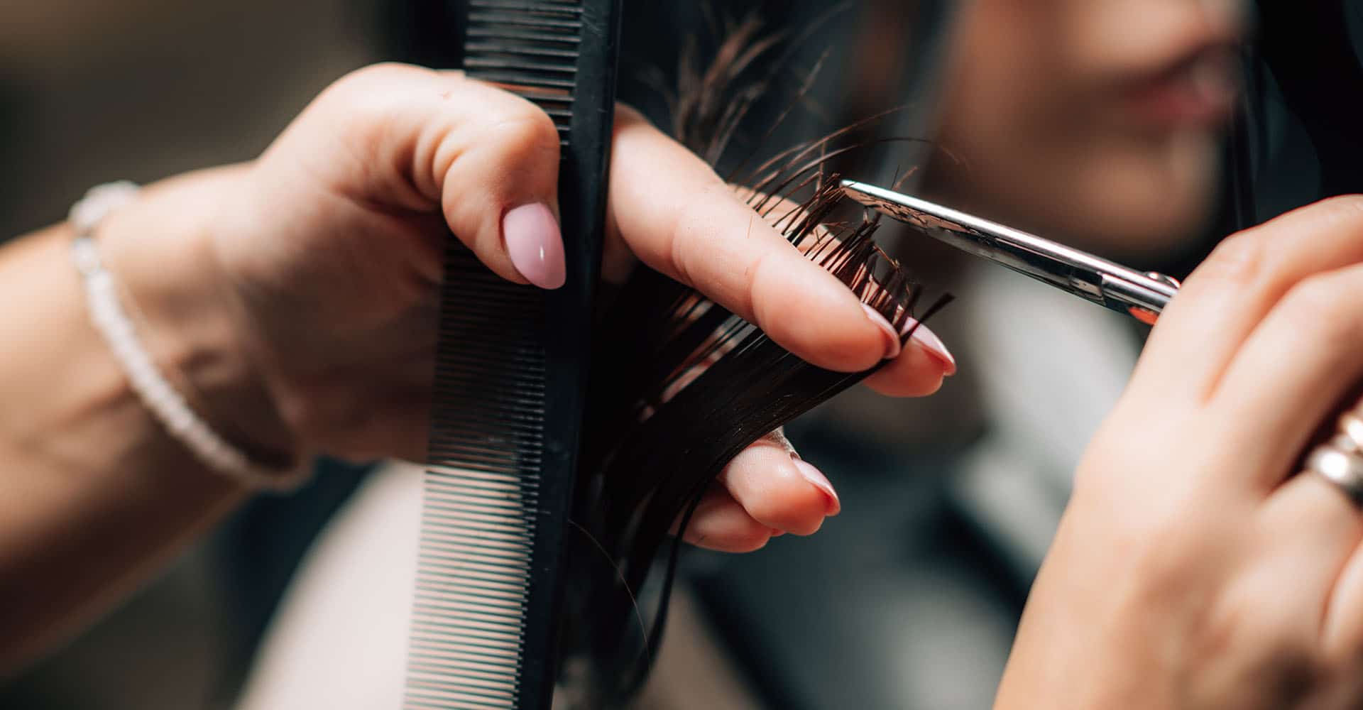 Frau werden mit Friseurschere Haare geschnitten