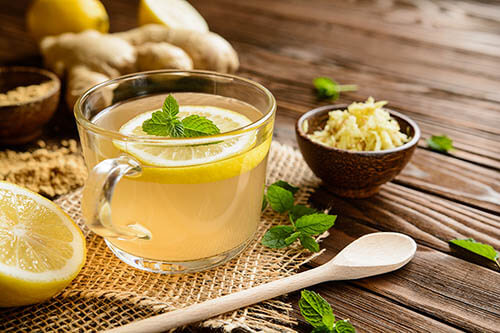 Hausmittel gegen Erkältung wie Zitrone und Ingwer