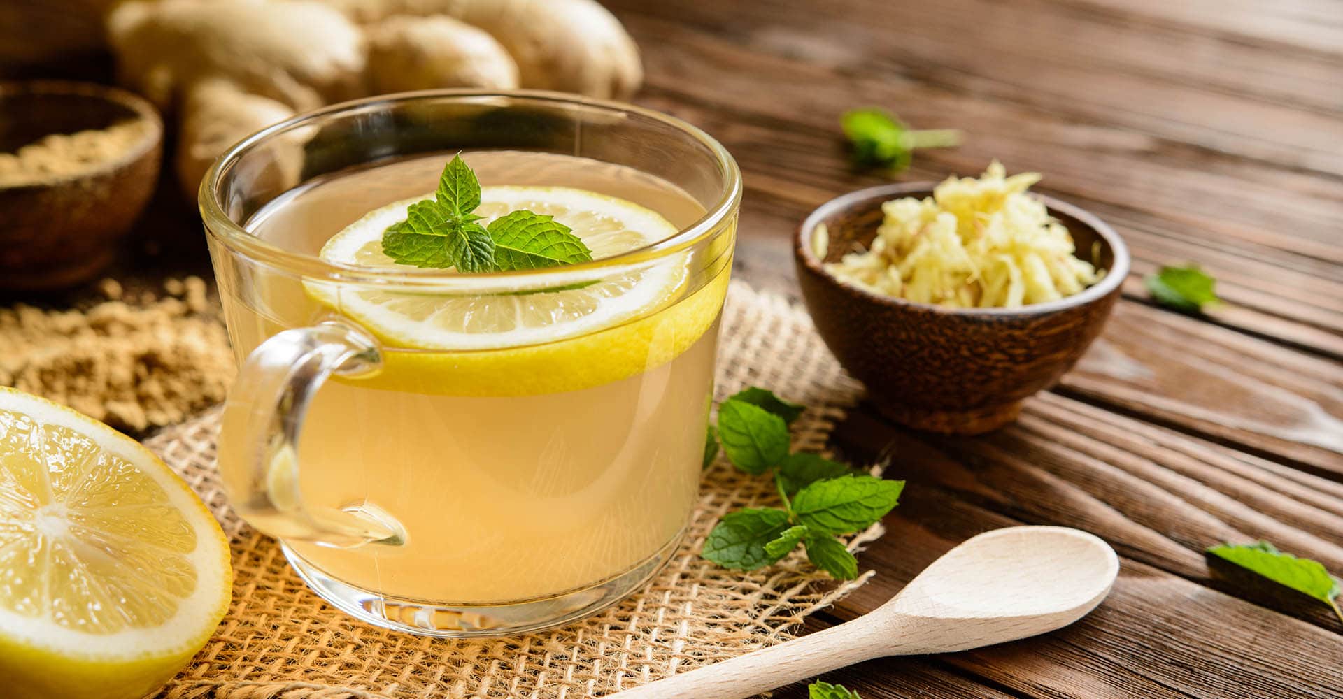 Hausmittel gegen Erkältung wie Zitrone und Ingwer