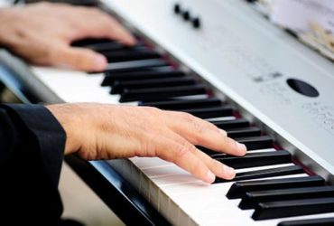 Mann spielt E Piano