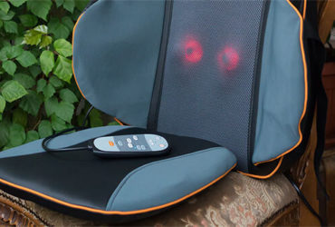 Massageauflage mit Bedienung auf Sessel