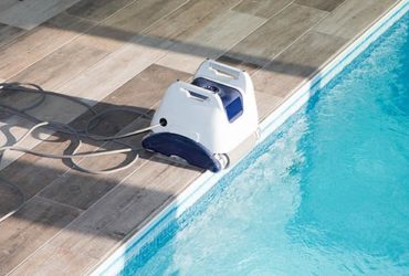Poolroboter am Poolrand
