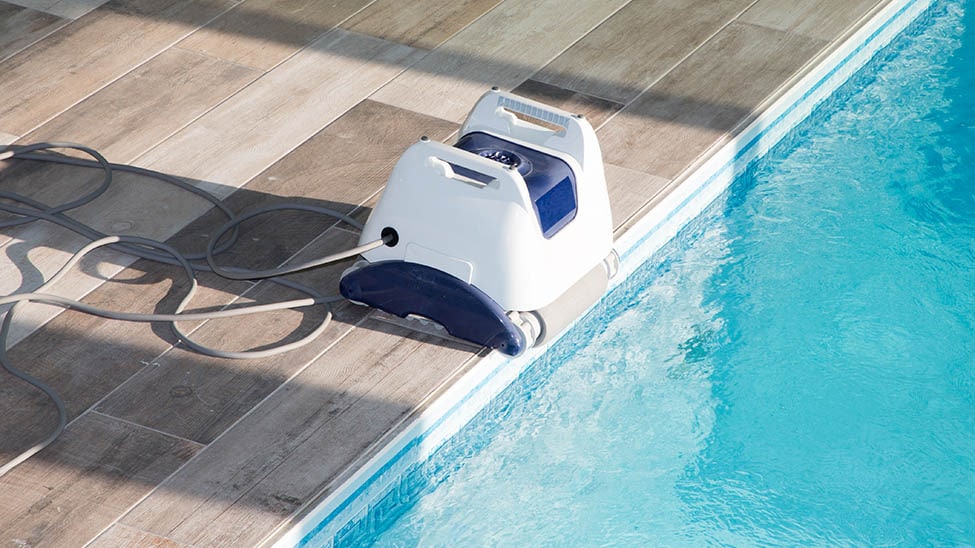 Poolroboter am Poolrand