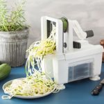 Gemüseschneider mit geschnittenen Zucchini