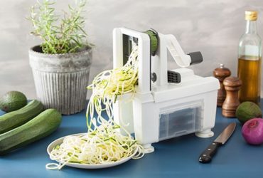 Gemüseschneider mit geschnittenen Zucchini