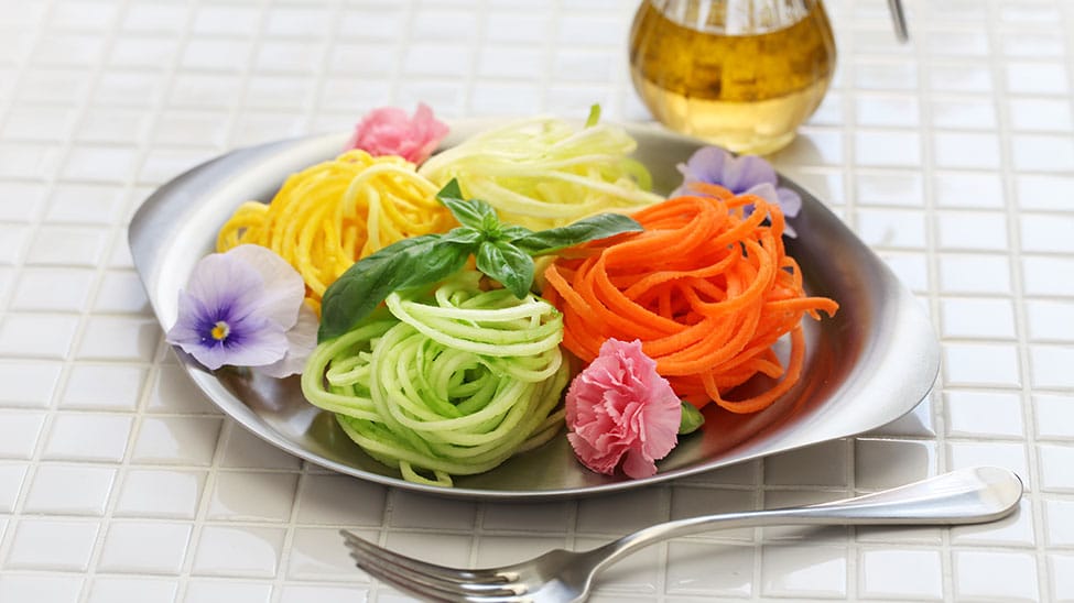 Mit Gemüseschneider geschnittenes Gemüse in Spaghetti-Form