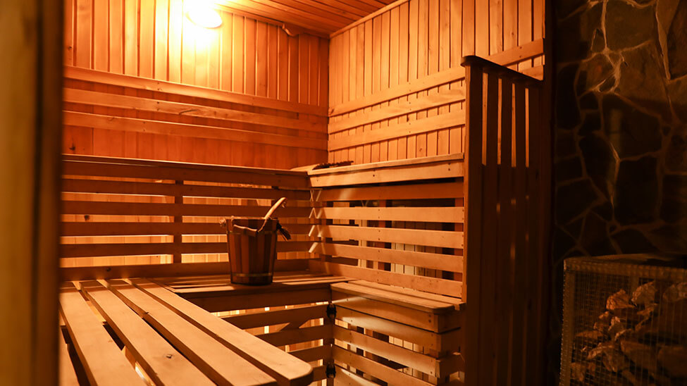 Saunalampe in relativ dunkler Sauna