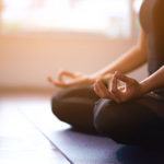 Frau meditiert als Entspannungstechnik