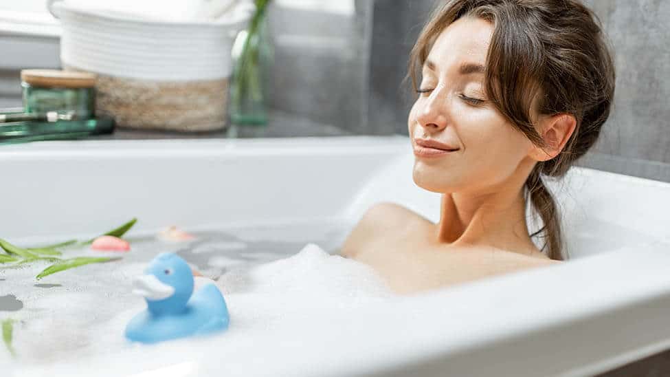 Frau entspannt in Badewanne mit Luftsprudelbad