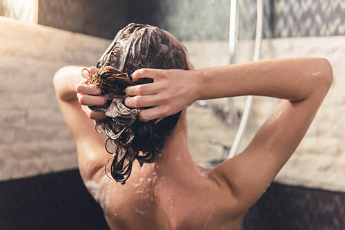 Frau nutzt Wellness Duschsystem