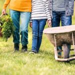 Familie plant Gartenumbau und die Finanzierung