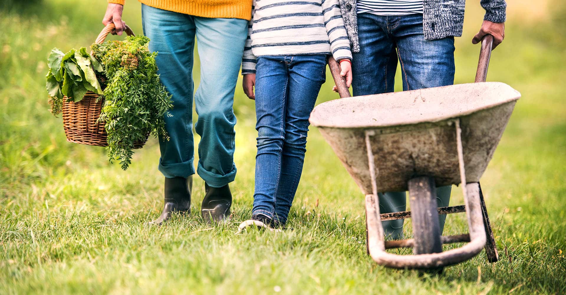 Familie plant Gartenumbau und die Finanzierung