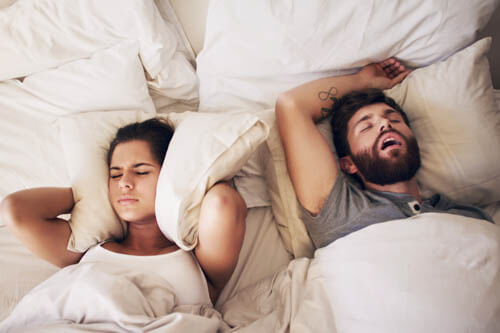 Mann schläft schlecht wegen Schlafapnoe