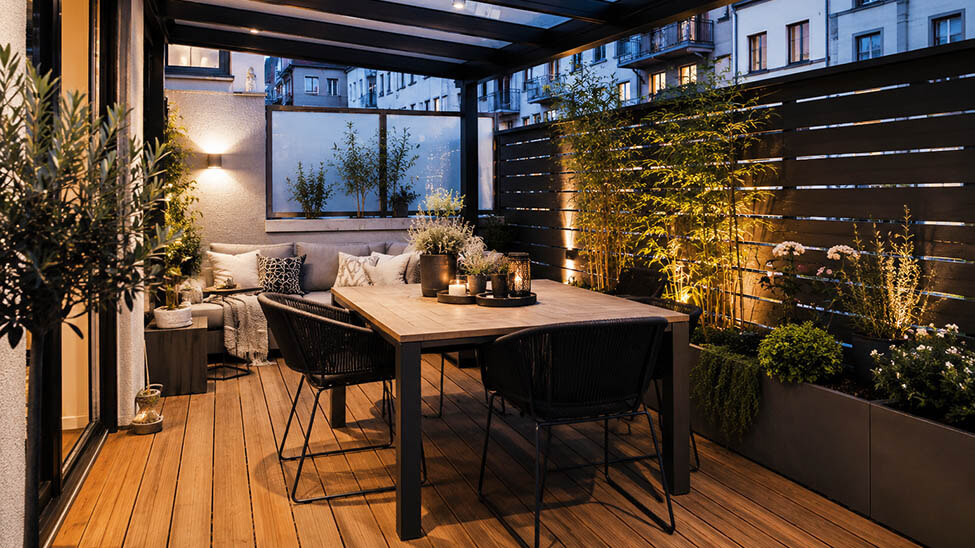 Terrassenüberdachung kleines Grundstück am Abend Terrassenüberdachung kleines Grundstück am Abend